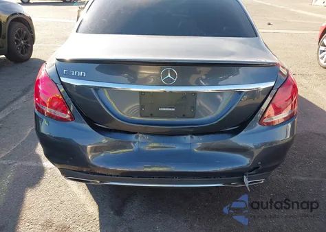 2016 Mercedes-Benz C 300 z USA, uszkodzony, nr VIN 55SWF4JB2GU154736